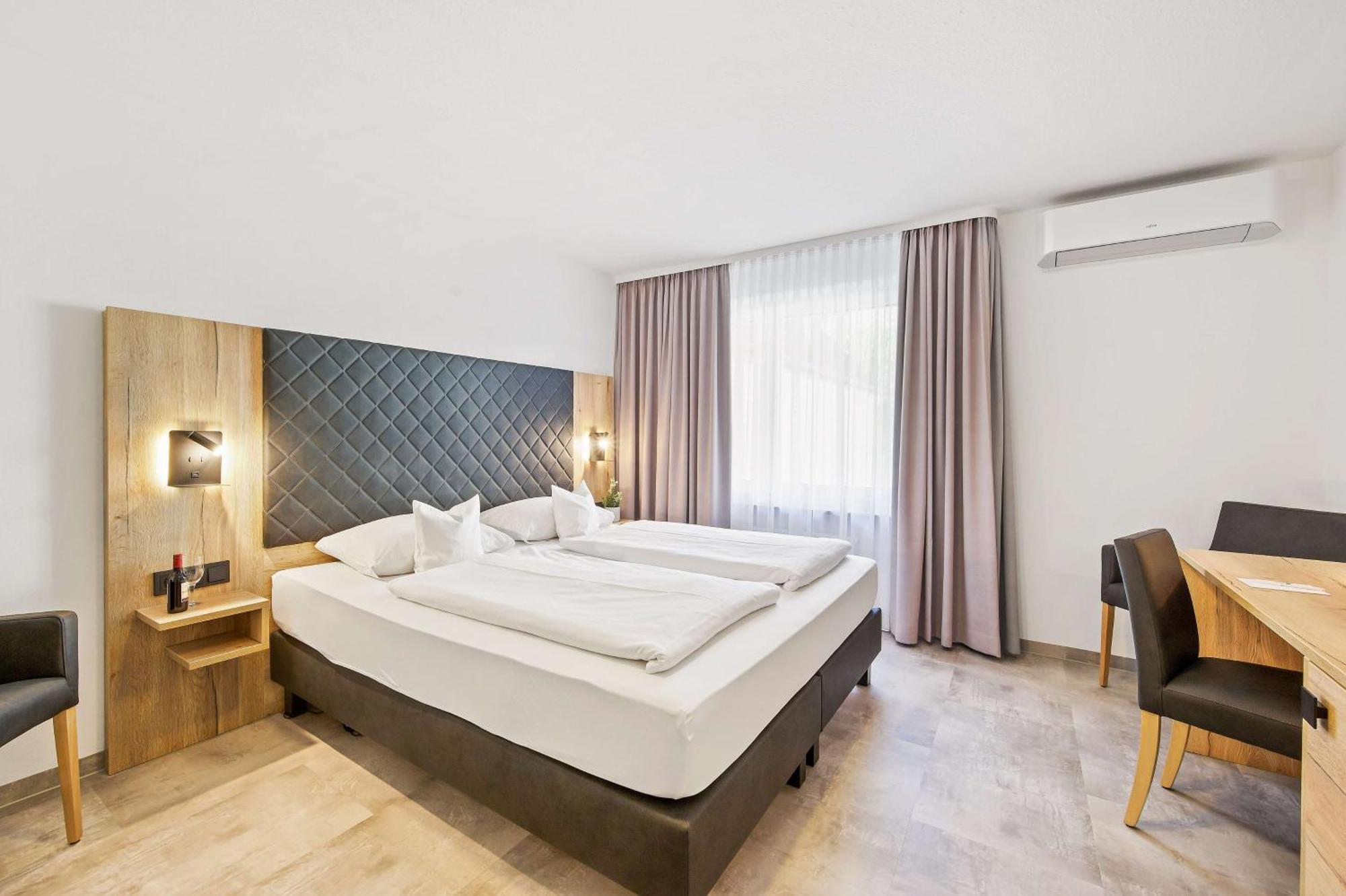 Hotel Western Favorit 3*