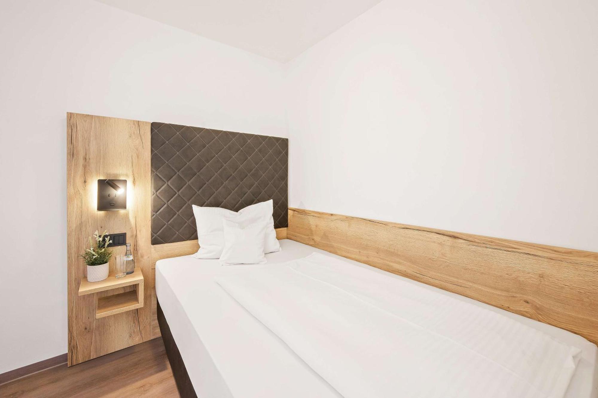 Western Favorit Hotel 3*